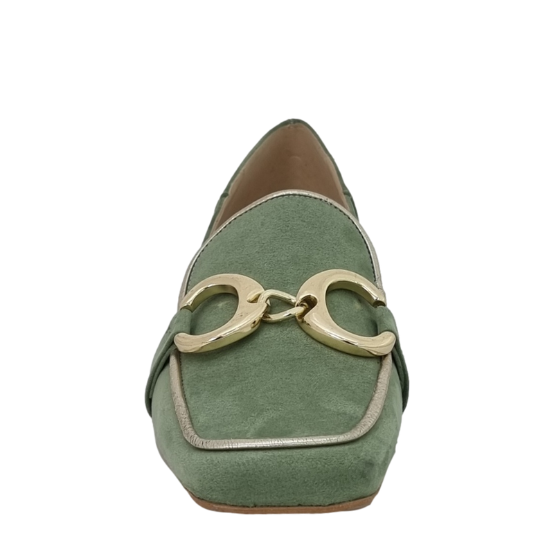 Mocassini verde con tacco basso punta quadrata e accessorio oro