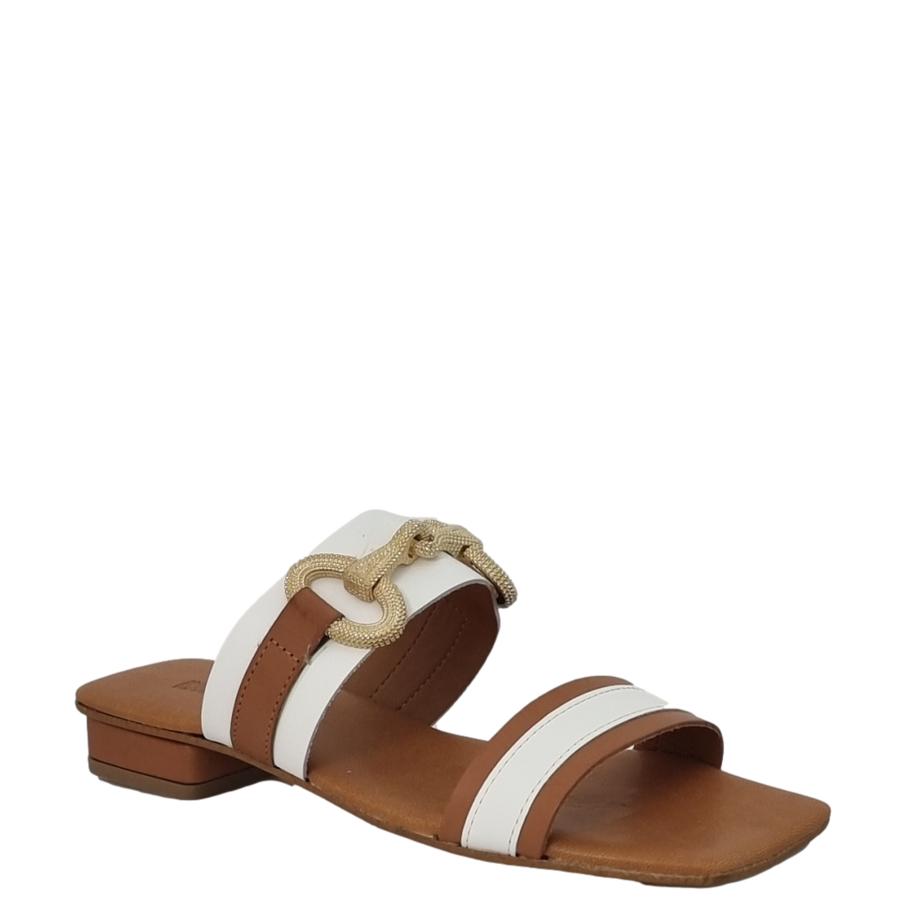 Sandali bassi bicolore cuoio e bianco con accessorio oro
