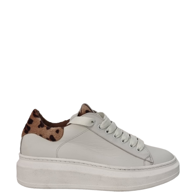 Sneakers in pelle bianca con tappone e linguetta animalier F/W