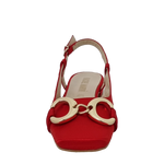 Mocassini raso rosso con tacco basso punta quadrata e accessorio oro