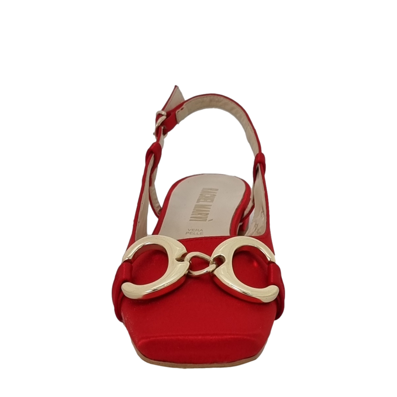 Mocassini raso rosso con tacco basso punta quadrata e accessorio oro