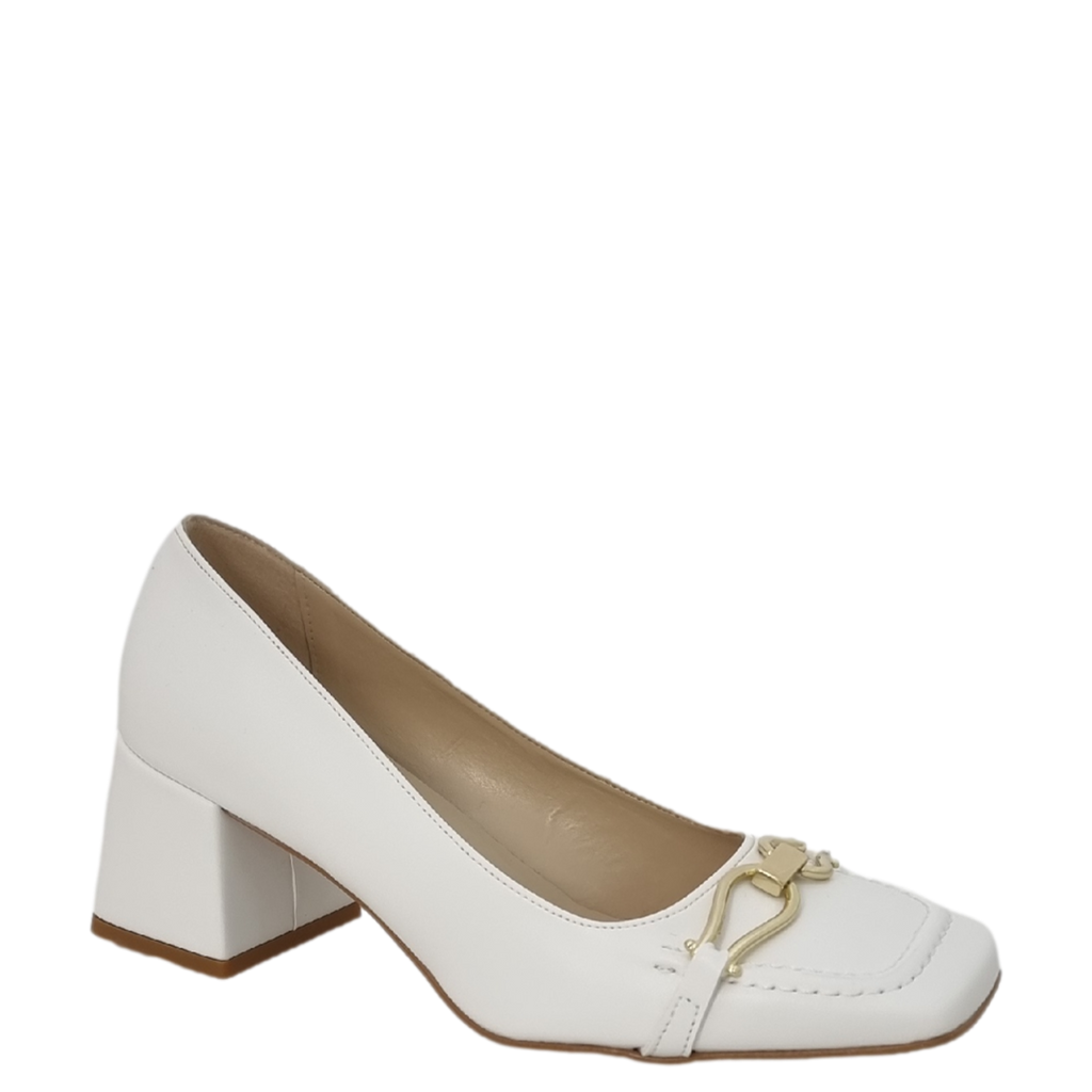 Décolleté bianchi punta quadrata a mocassino con tacco e accessorio oro