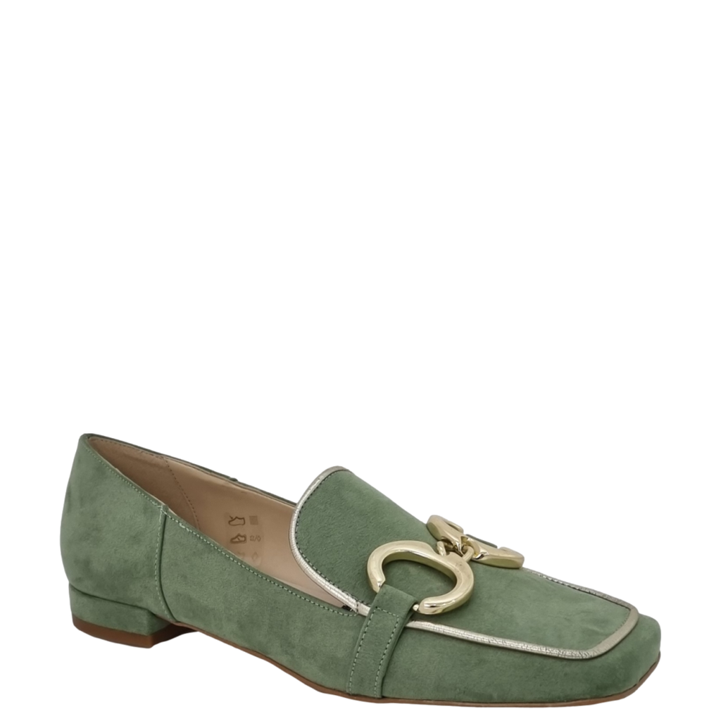 Mocassini verde con tacco basso punta quadrata e accessorio oro