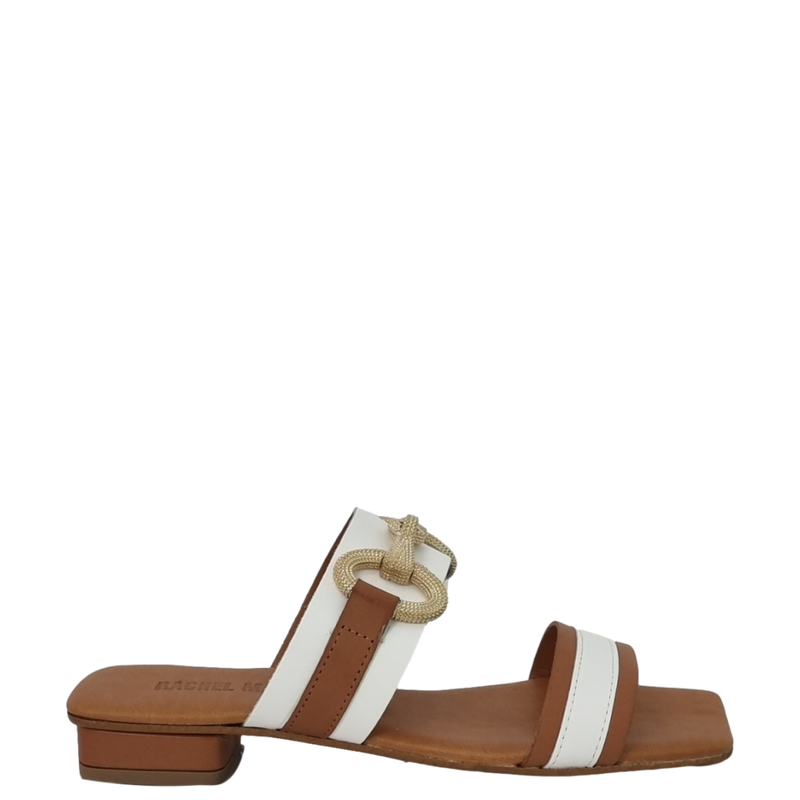 Sandali bassi bicolore cuoio e bianco con accessorio oro