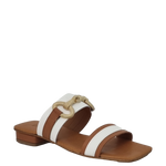Sandali bassi bicolore cuoio e bianco con accessorio oro