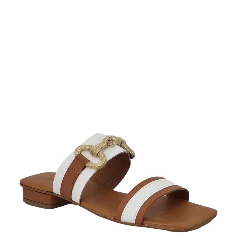 Sandali bassi bicolore cuoio e bianco con accessorio oro