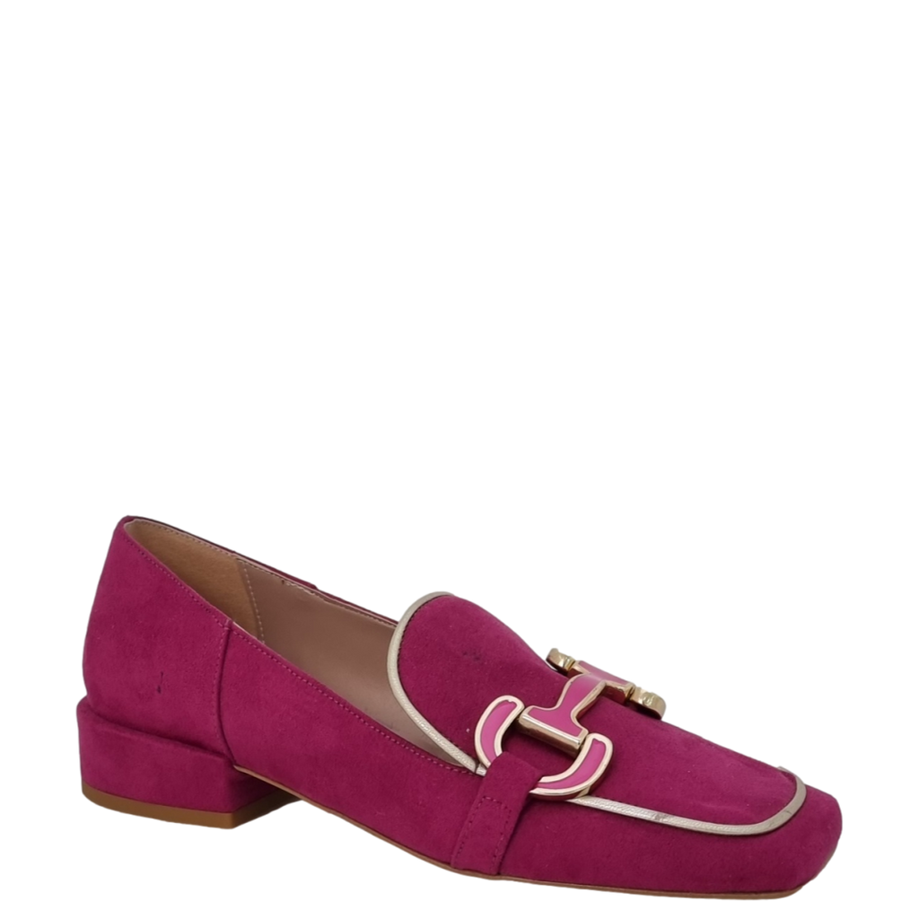 Mocassini punta quadrata camoscio fuxia e accessorio oro
